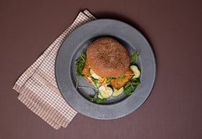 Sprø seiburger  med appelsinmajones og salat