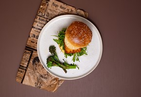 Sprø Tempurapanett i brioche hamburgerbrød  med karrimajones