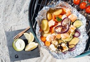 Fisketerninger og grønnsaker i folie på grill