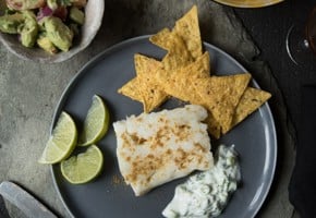 Torsk med nachos, avokadosalat og limedressing