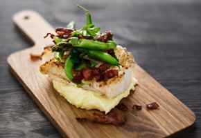 Torskeloin med sellerikrem, bønnesalat og bacon